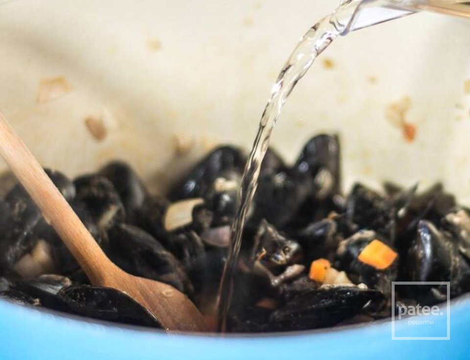 Тушеные мидии с креветками и чесночным хлебом - Шаг 4