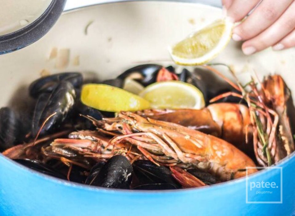 Тушеные мидии с креветками и чесночным хлебом - Шаг 5