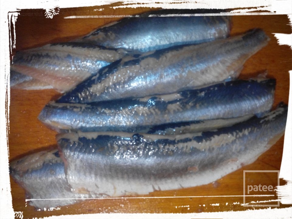 Сельдь с луком маринованная в томатном соусе - Шаг 2