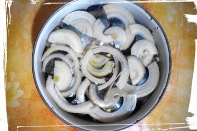 Сельдь с луком маринованная в томатном соусе - приготовление