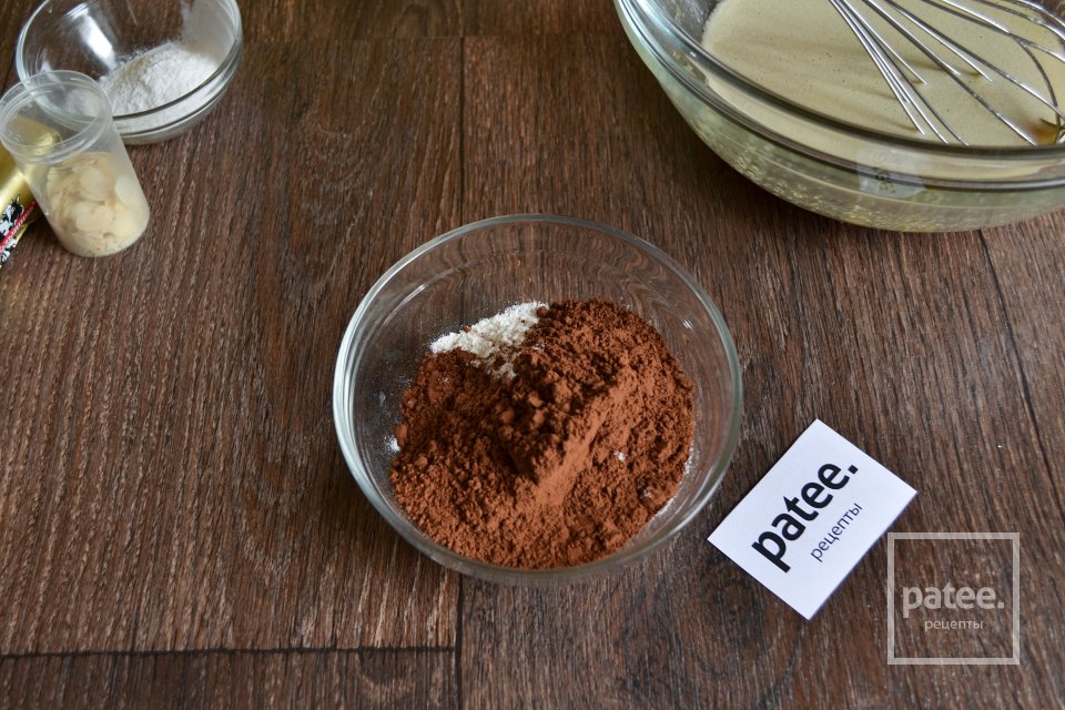 Шоколадный кекс в кружке за 3 минуты в микроволновке - Шаг 9