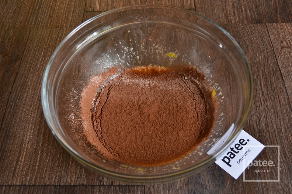Шоколадный кекс в кружке за 3 минуты в микроволновке - Шаг 10