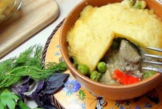 Жаркое из говяжьей печени с грибами под сырным тестом