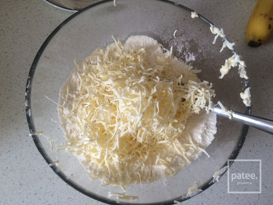 Нежный и вкусный десерт с твороженно банановой начинкой. Так и тает во рту. - Шаг 3