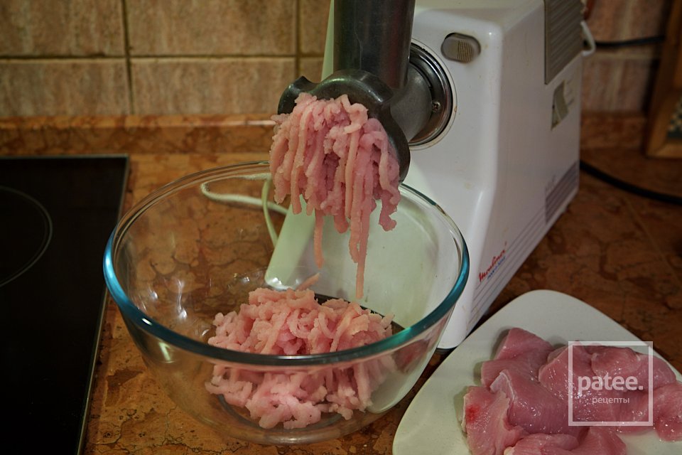 Почему мясорубка не прокручивает мясо а выдавливает. Заклинило мясорубку. Прокрутить мясо через мясорубку. Мясорубка электрическая плохо прокручивает мясо причины. Почему не прокручивает мясорубка мясо а выдавливает обратно ручная.