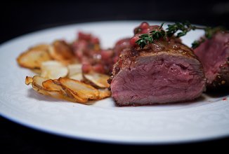 СТЕЙК С ГРАНАТОВО-ЛУКОВЫМ СОУСОМ И ТОПИНАМБУРОМ