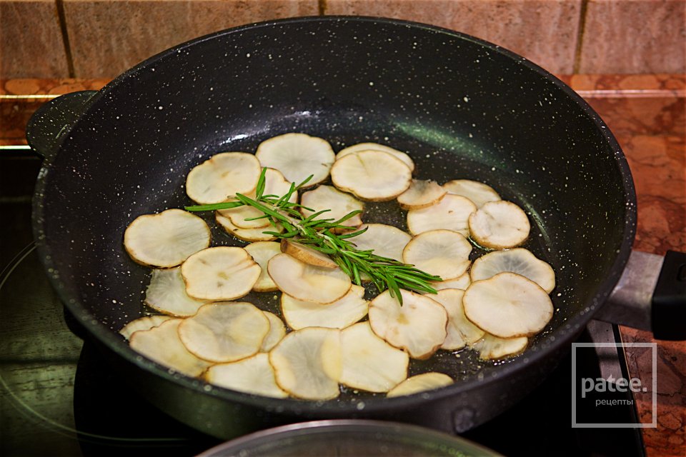 СТЕЙК С ГРАНАТОВО-ЛУКОВЫМ СОУСОМ И ТОПИНАМБУРОМ - Шаг 8