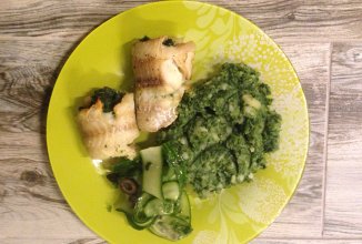 Рулетики из филе белой рыбы со шпинатными начинкой и гарниром