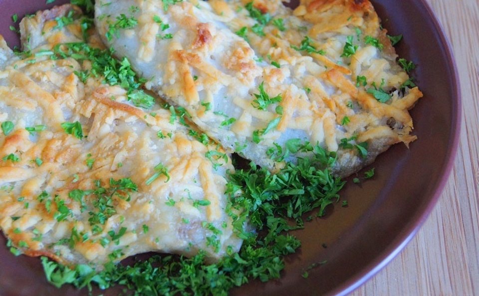 Тилапия запеченная в духовке. Тилапия с овощами в духовке. Тилапия запеченная в духовке с сыром. Тилапия под сыром. Тилапия с овощами под сыром в духовке.