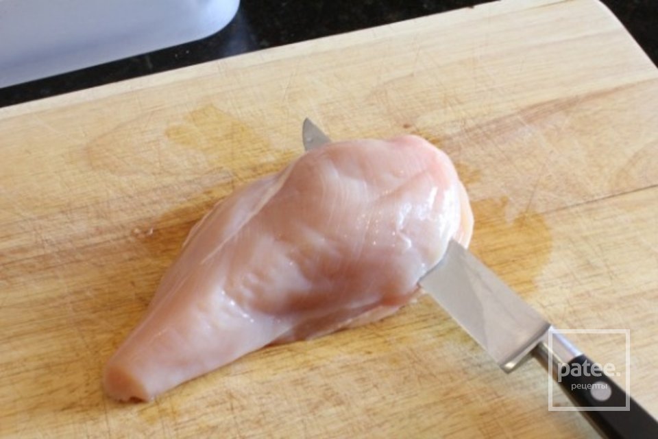 Тест куриной грудки. Порезанная куриная грудка. Грудку разрезать вдоль. Куриное филе разрезать вдоль. Порезать грудку на отбивные.