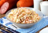 Салат с морковью и колбасой