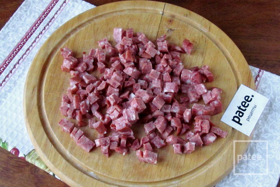 Салат с морковью и колбасой - Шаг 2