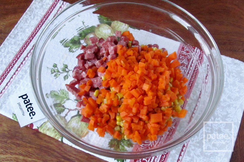 Салат с морковью и колбасой - Шаг 8