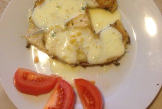 Стейк акулы под сырным соусом