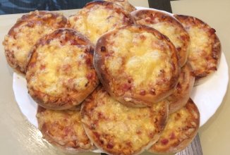 Ватрушки с ветчиной  под сыром