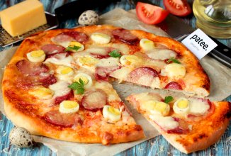 Пицца с перепелиными яйцами