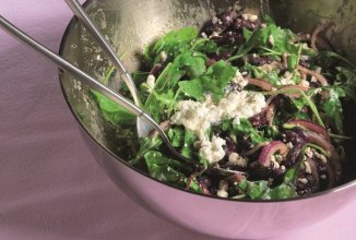 Салат из красной фасоли с творожным сыром, красным луком и сезонным салатом