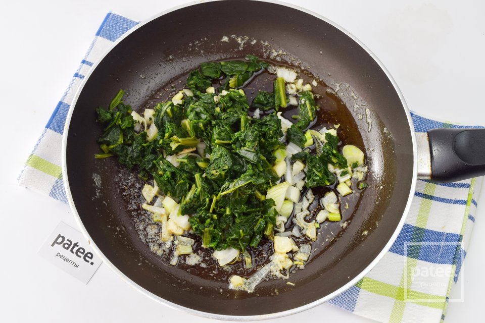 Омлет со шпинатом и крабовыми палочками - Шаг 5