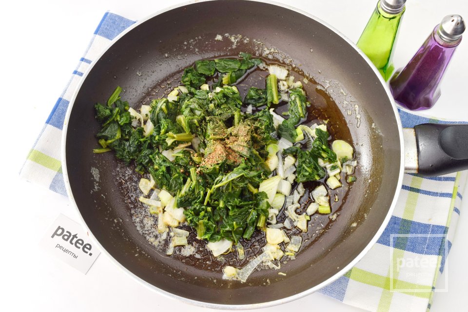 Омлет со шпинатом и крабовыми палочками - Шаг 6