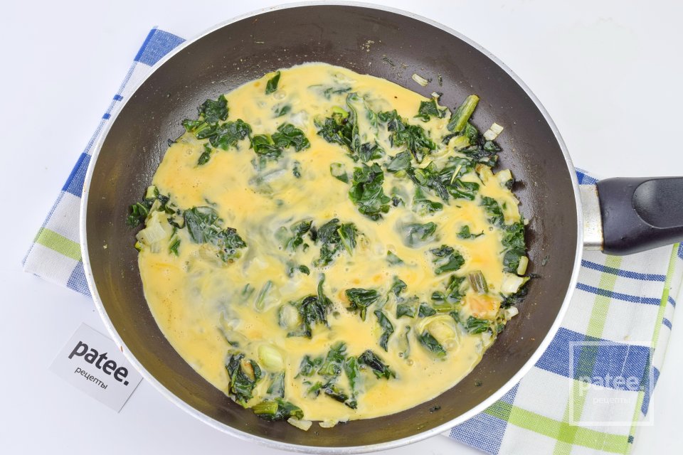 Омлет со шпинатом и крабовыми палочками - Шаг 9
