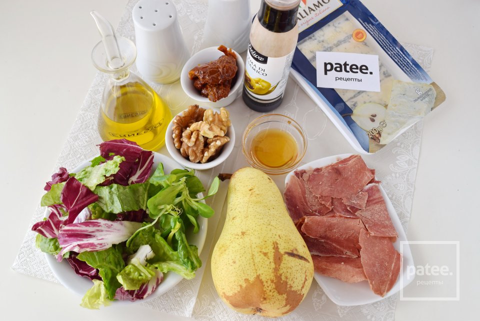 Каталонский салат с грушей, горгондзолой и прошутто - Шаг 1