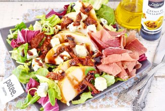 Каталонский салат с грушей, горгондзолой и прошутто