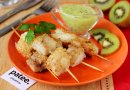 Рыба на шпажках с соусом из киви