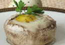 Шампиньоны с перепелиным яйцом