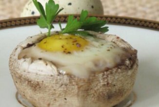 Шампиньоны с перепелиным яйцом