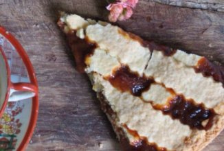 Кростата со сливовым вареньем.