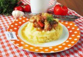 Свинина в подливе с картофельным пюре