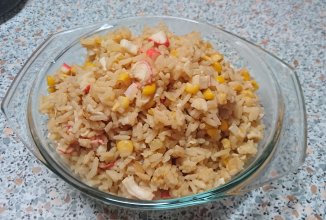 Рис с крабовыми палочками и ананасом в мультиварке