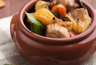 Жаркое из свинины в горшочке