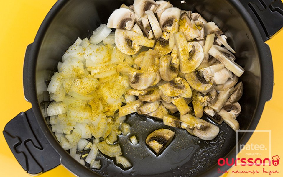 Свинина, обжареная в шампиньонах со сливками - Шаг 4