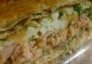 Новгородская рыбная кулебяка с лососем, рисом и яйцом