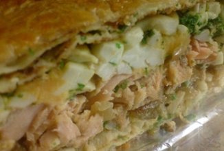 Новгородская рыбная кулебяка с лососем, рисом и яйцом