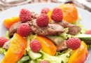 Салат из печени с персиками и малиной
