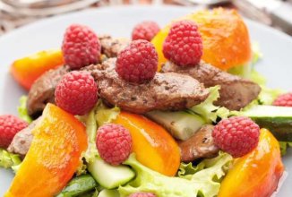 Салат из печени с персиками и малиной