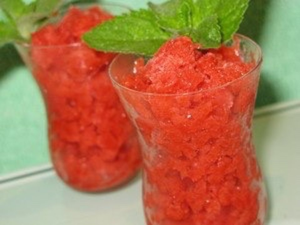 Смузи клубника мята. Мохито клубничный алкогольный. Мятно клубничный. Муссовый торт клубника мята. Мятно клубничный.