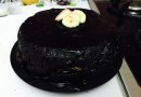 Шоколадный торт с нутеллой и бананами в глазури