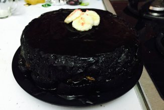 Шоколадный торт с нутеллой и бананами в глазури