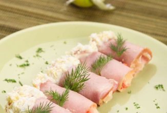 Рулетики из ветчины с крабовым мясом