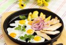 Глазунья из перепелиных яиц с куриным филе и картофелем