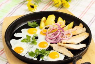 Глазунья из перепелиных яиц с куриным филе и картофелем