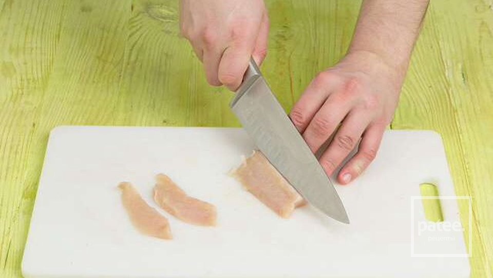 Глазунья из перепелиных яиц с куриным филе и картофелем - Шаг 2