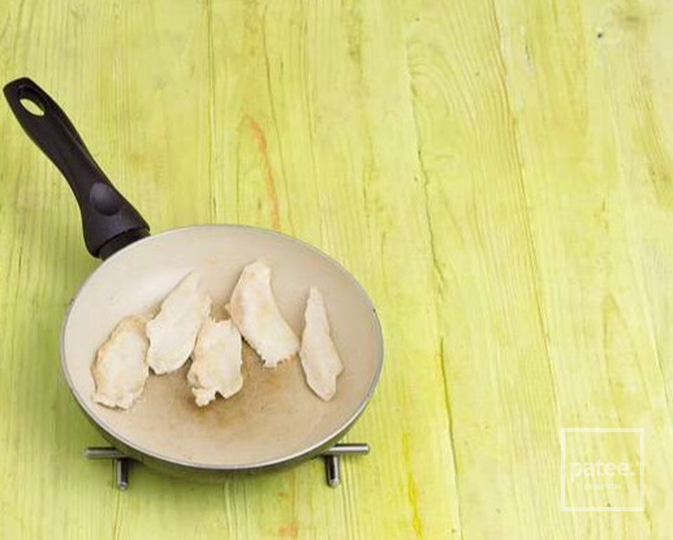 Глазунья из перепелиных яиц с куриным филе и картофелем - Шаг 4