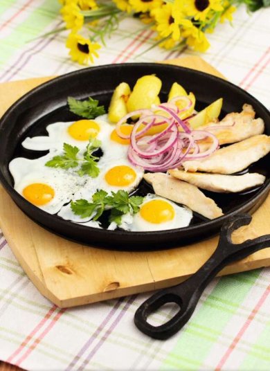 Глазунья из перепелиных яиц с куриным филе и картофелем - Шаг 10