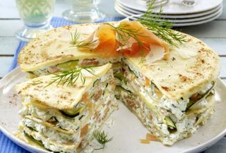 Торт с копчёным лососем, моцареллой и цукини