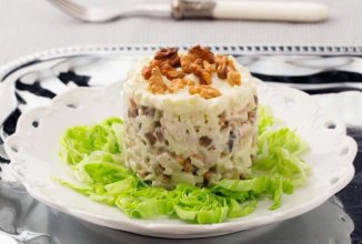 Салат из куриного филе с ананасом и грецкими орехами