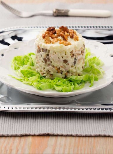 Салат из куриного филе с ананасом и грецкими орехами - Шаг 10